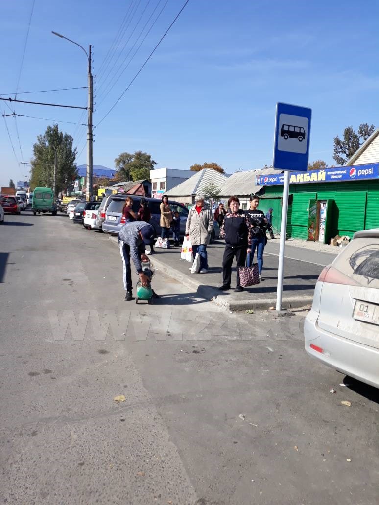На Аламединском рынке машины паркуются прямо на остановке