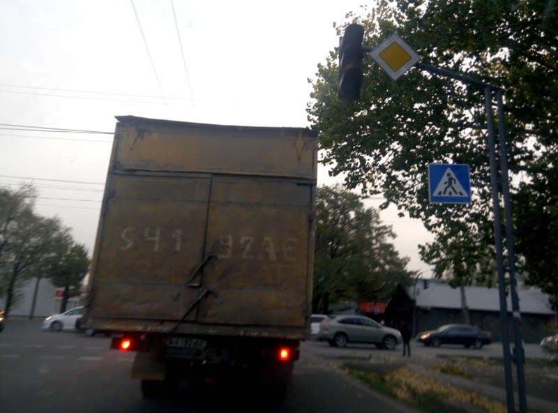 ИА «24.kg». Неработающий светофор на Жибек Жолу — Ибраимова
