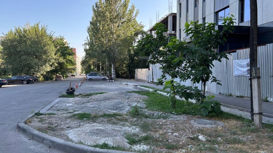Прямо на муниципальном газоне стройкомпания устроила разгрузку бетона