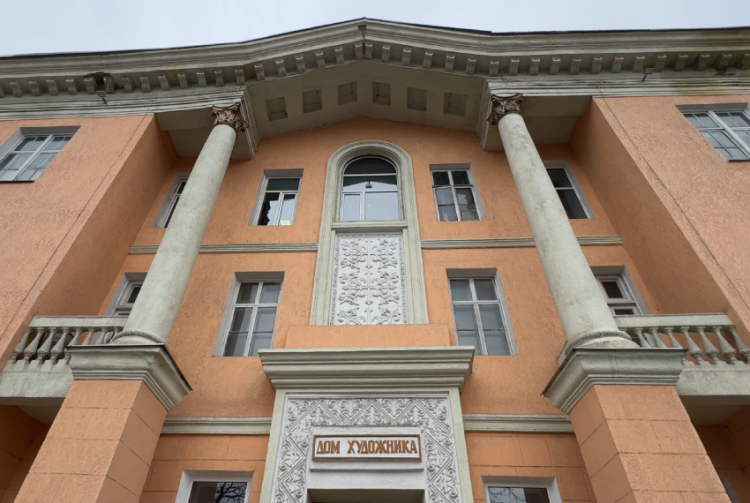 Дом художника - компактное двухэтажное строение с изящной старинной деревянной лестницей