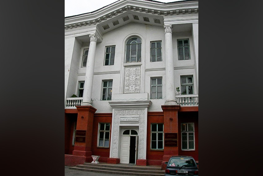 Дом художника - компактное двухэтажное строение с изящной старинной деревянной лестницей