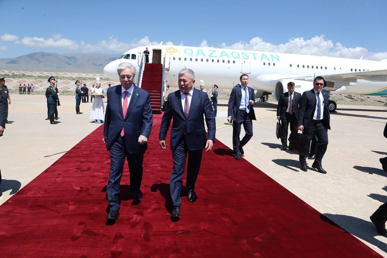 Президент Казахстана Касым-Жомарт Токаев прибыл в Кыргызстан