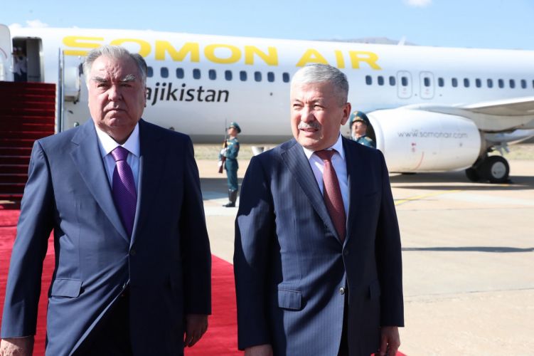В Чолпон-Ату прилетел президент Таджикистана Эмомали Рахмон (слева)