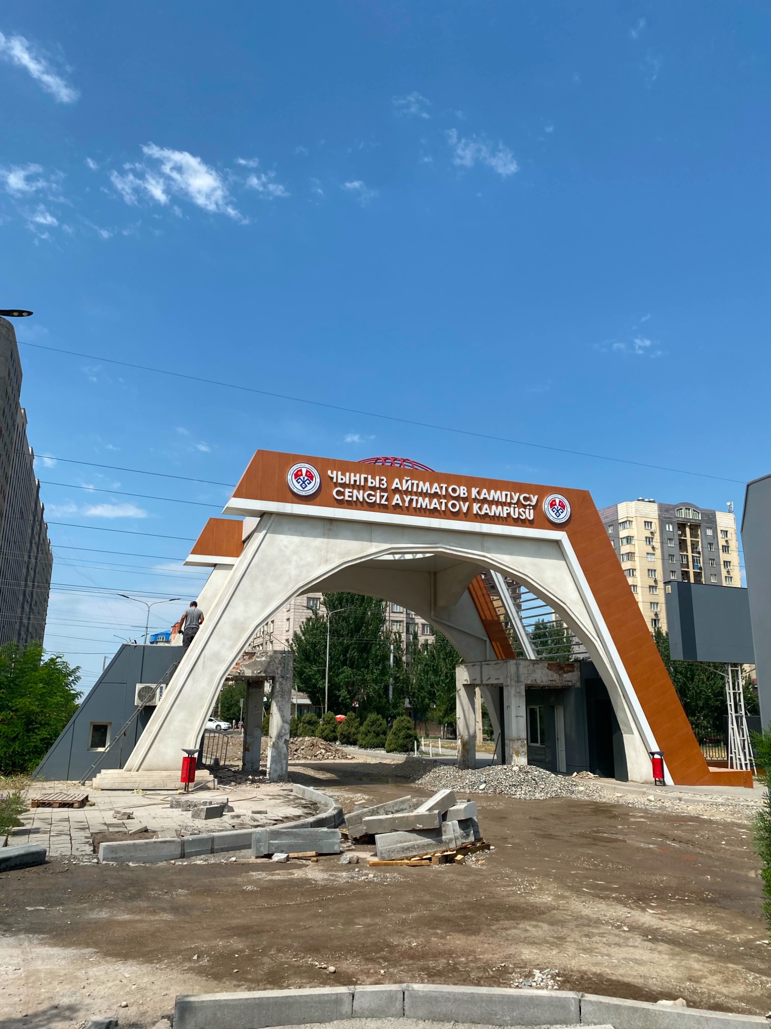 В Бишкеке начали демонтаж главной арки университета «Манас»