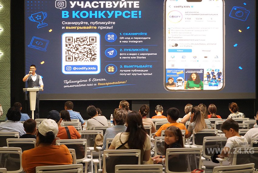 На сцене спикер Билал Кубатбеков
