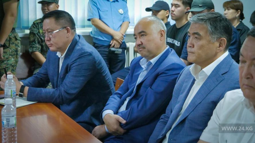 Слева направо: экс-генпрокурор Курманкул Зулушев, бывший спикер ЖК Нурланбек Тургунбек уулу, экс-глава ГКНБ Камчыбек Ташиев