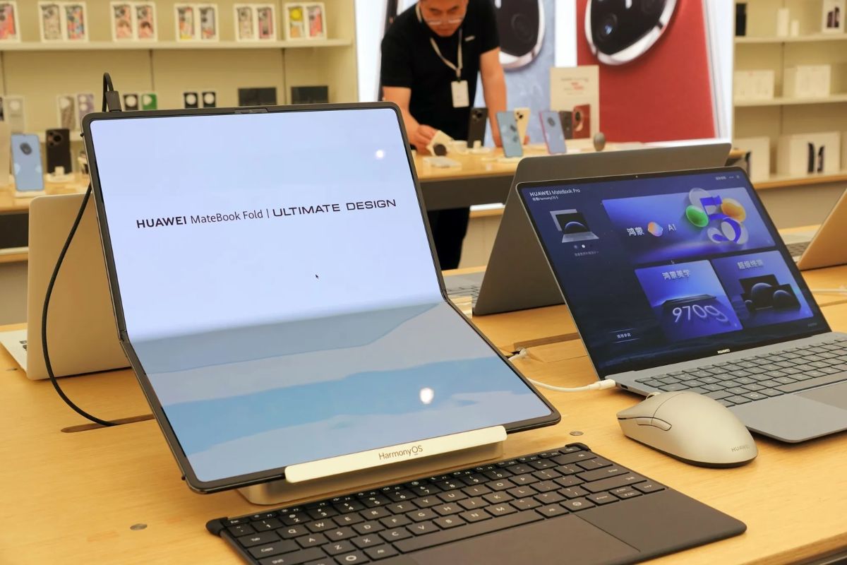 Ноутбук со складным экраном и функциями ИИ представила Huawei