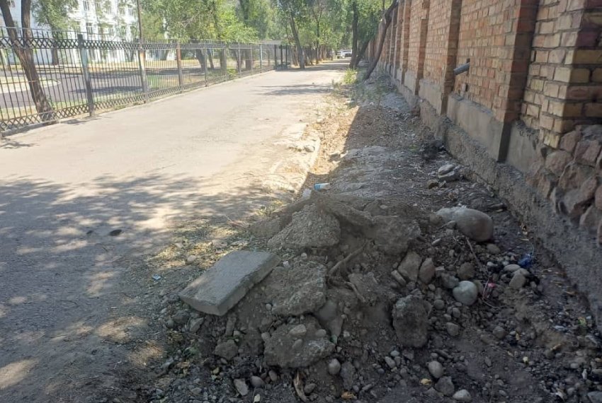 Спустя более полугода территория выглядит так, будто по ней прошло вражеское племя