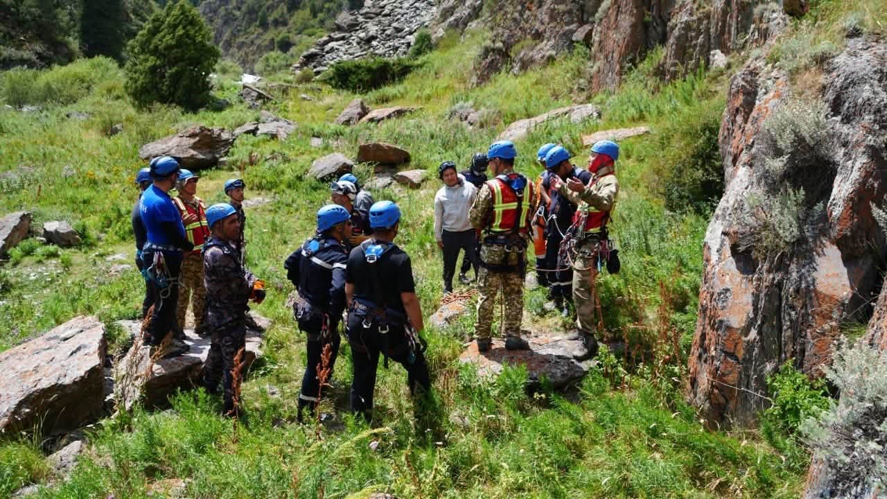 Спасатели из 11 стран повышают мастерство в горах Кыргызстана