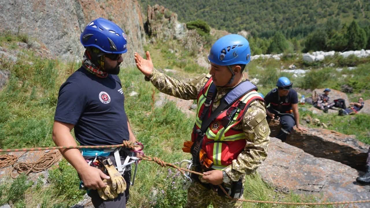 Спасатели из 11 стран повышают мастерство в горах Кыргызстана