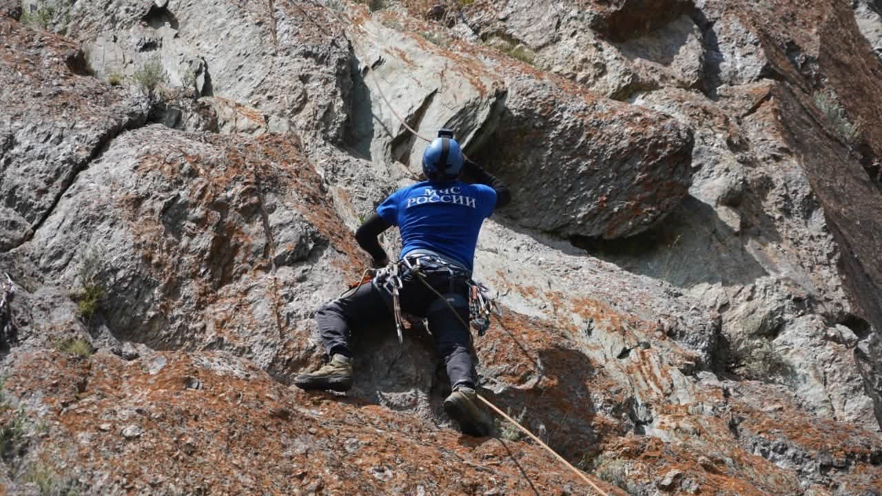 Спасатели из 11 стран повышают мастерство в горах Кыргызстана