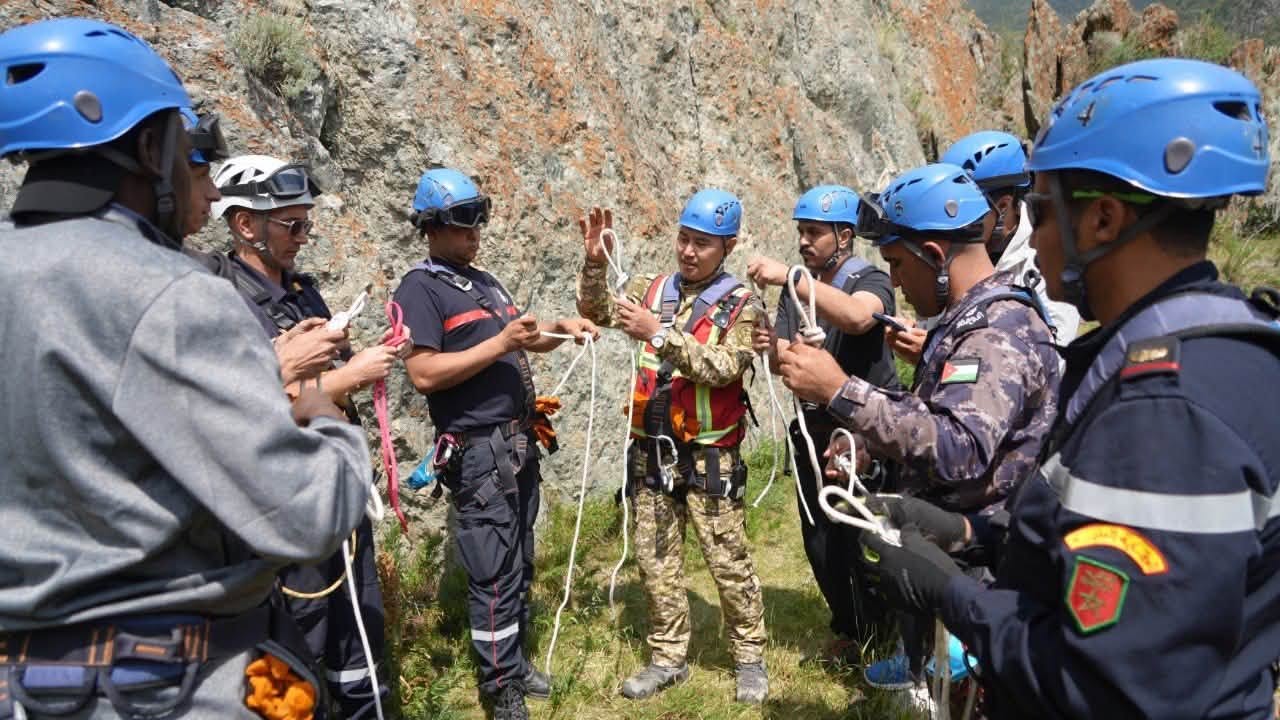 Спасатели из 11 стран повышают мастерство в горах Кыргызстана