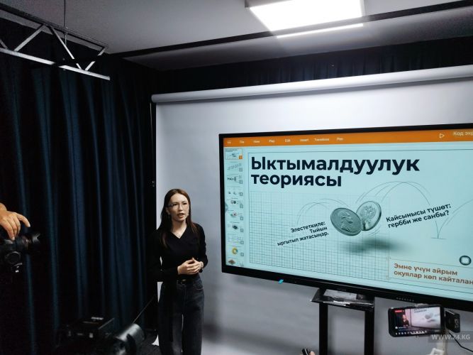 Учитель математики в студии записи уроков