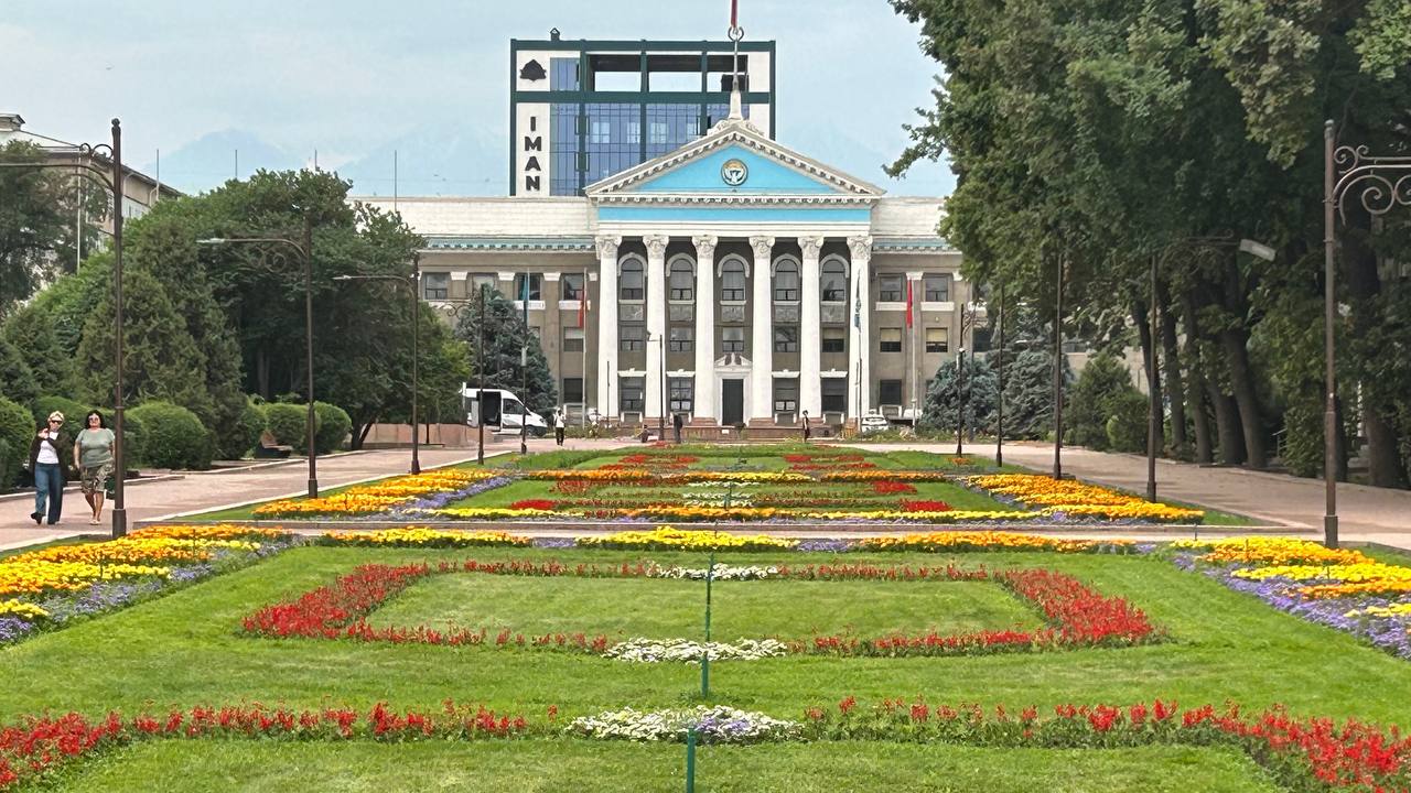 У здания мэрии Бишкека клумбы цветут пышным цветом