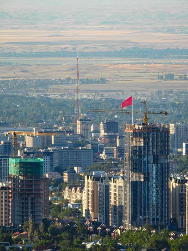 Бишкек, флаг и телевизионная вышка