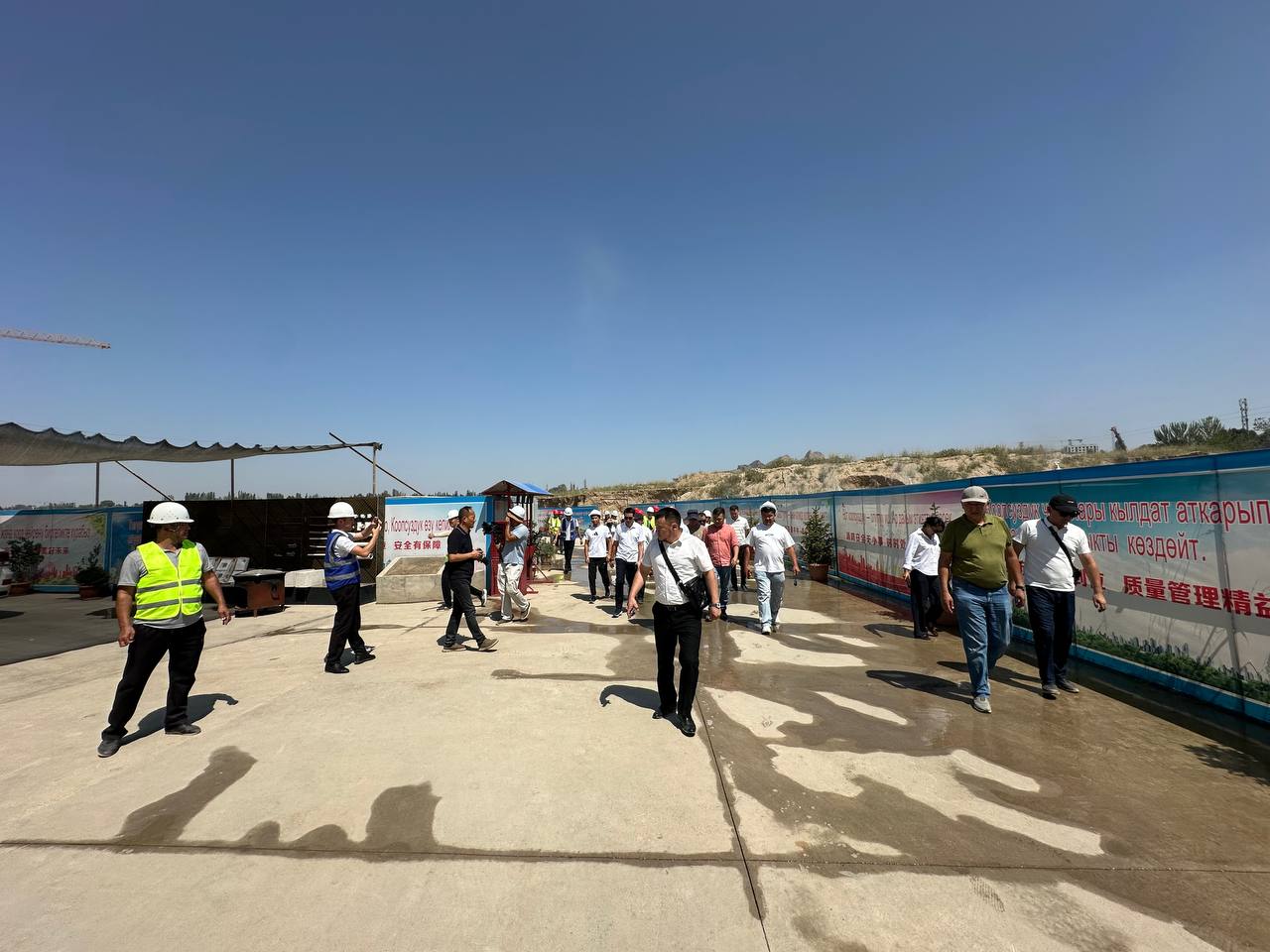Нурдан Орунтаев во время осмотра жилого комплекса «Эне-Сай Сити» в Оше