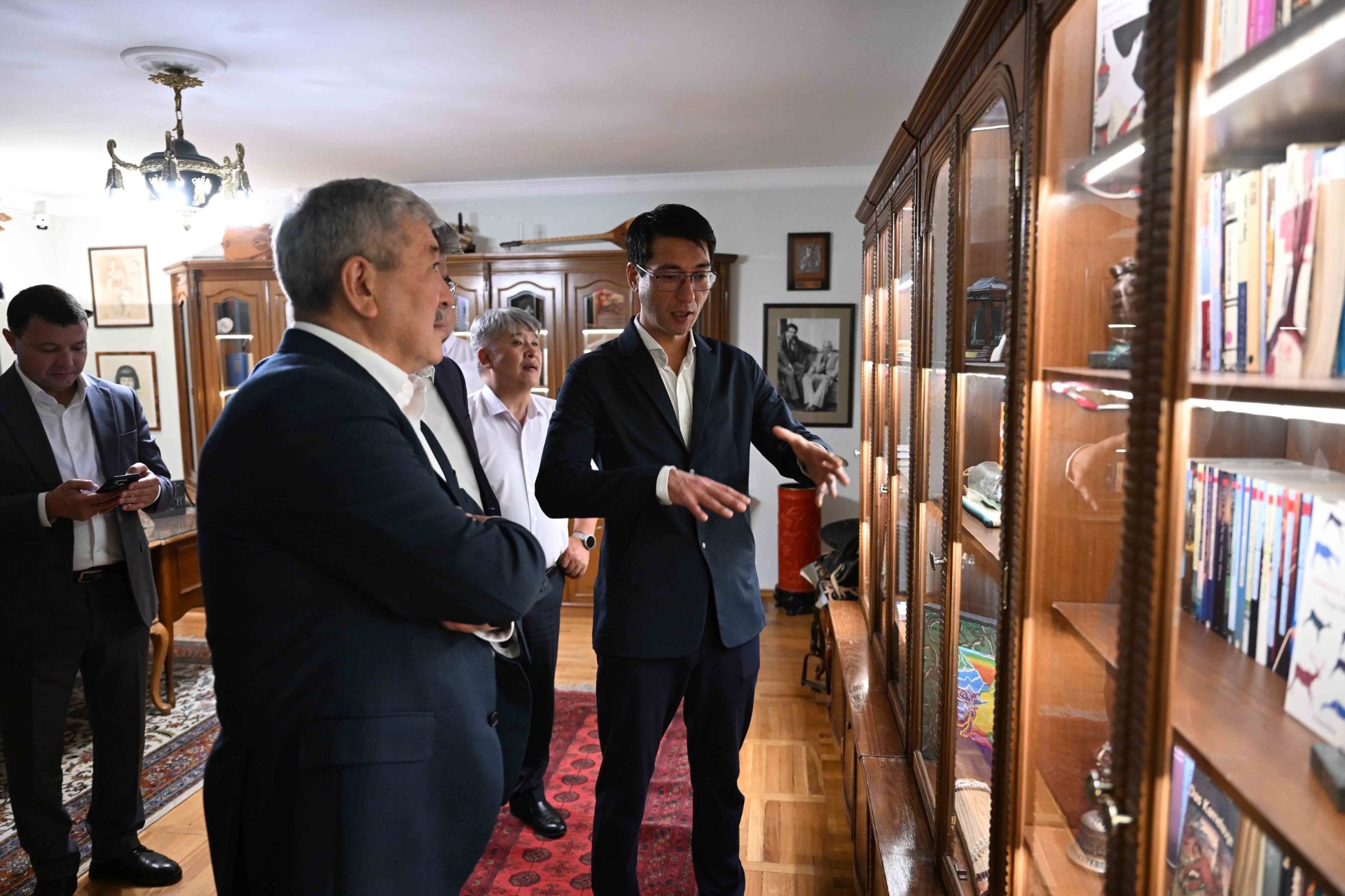 Адылбек Касымалиев посетил дом-музей Чингиза Айтматова