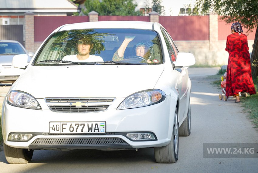 Автомобиль с узбекскими номерами на улице Таш-Добо