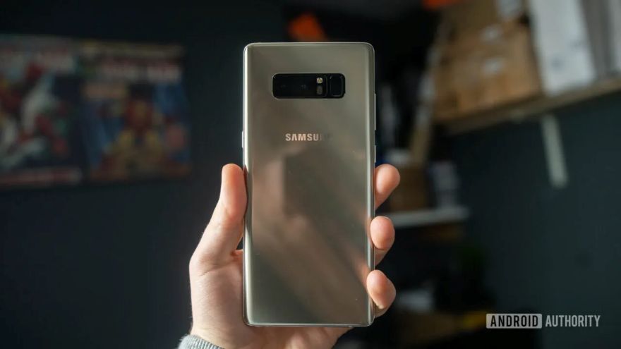 Корпорация Samsung неожиданно представила обновления для старых смартфонов