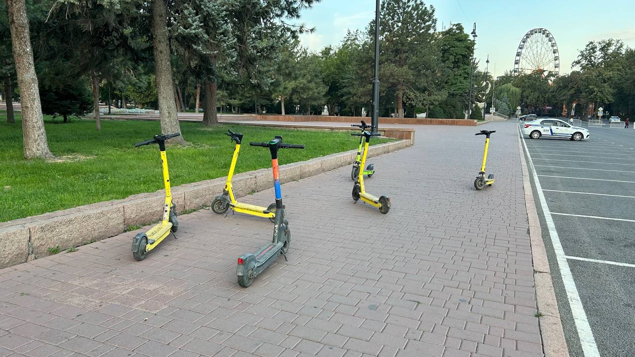 Бишкекчане снова жалуются на хаотично брошенные электросамокаты