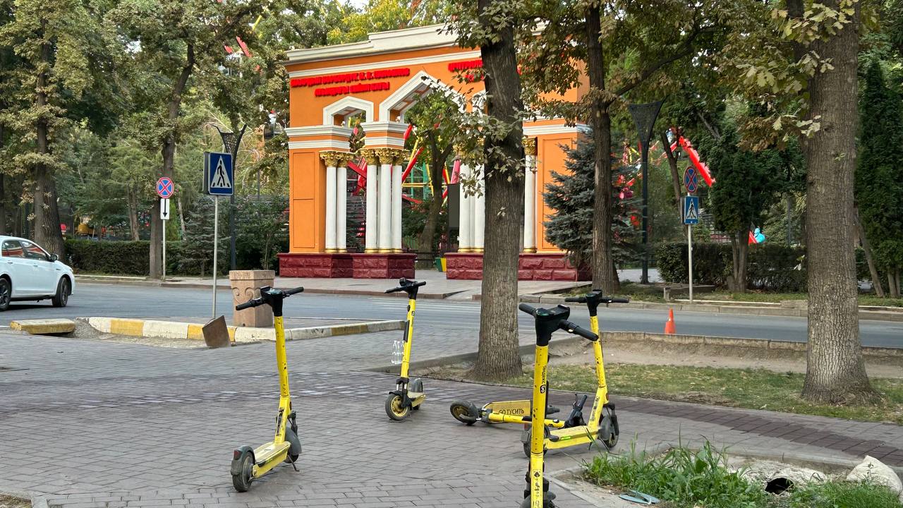 Бишкекчане снова жалуются на хаотично брошенные электросамокаты