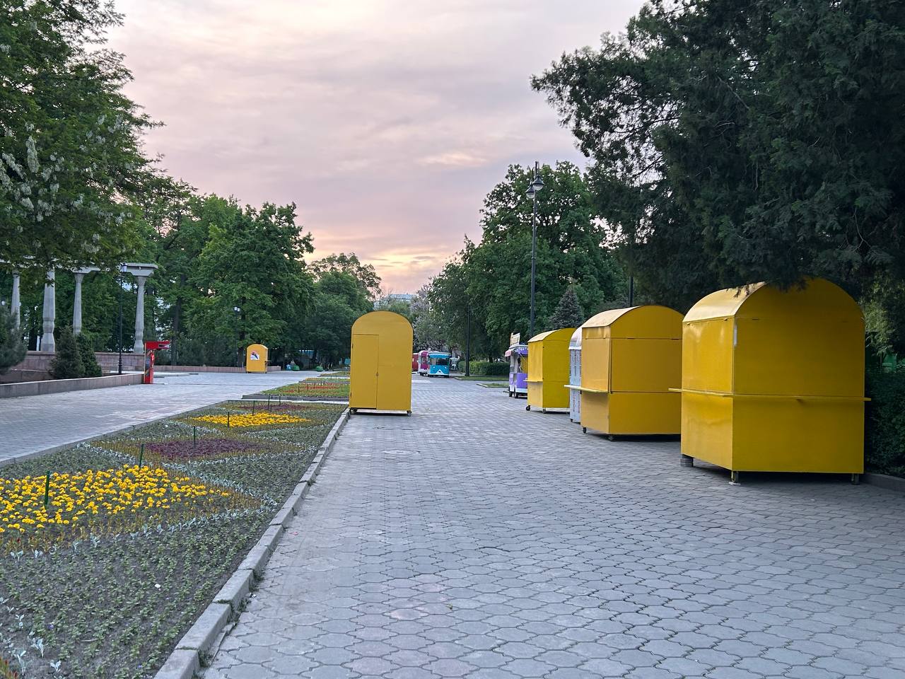 Обычно аллеи выглядят так. Комки сейчас убрали. Видимо, чтобы не шокировать гостей саммита ШОС