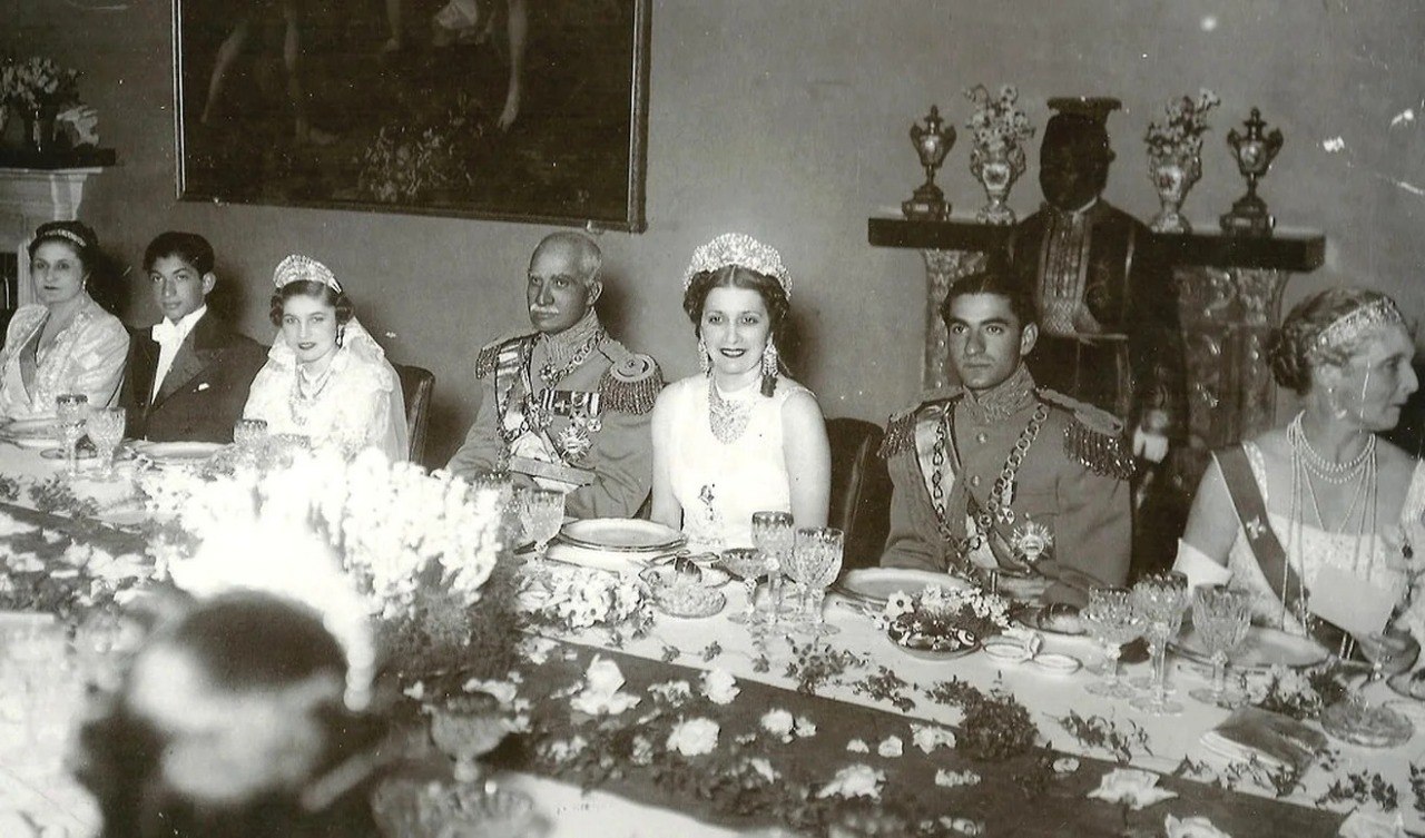 Королева Египта Назли Сабри в 1939 году надевала ожерелье на свадьбу своей дочери, принцессы Фавзии и будущего шаха Ирана Мохаммеда Резы Пехлеви