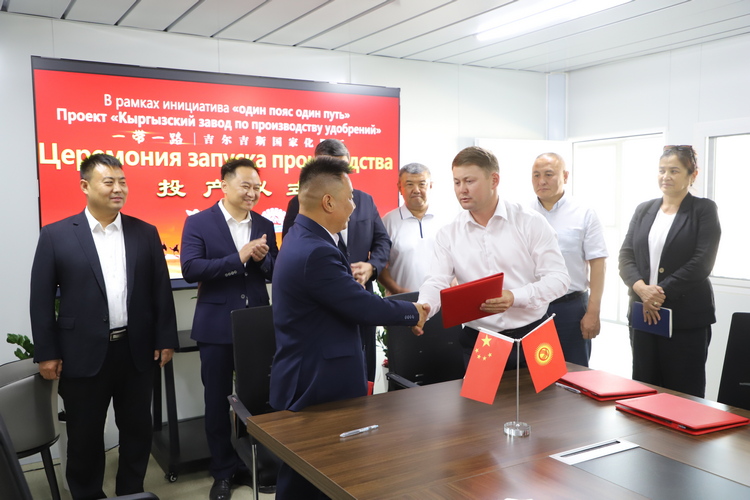 Представители городов Бишкека и Оша подписали документы, подтверждающие передачу удобрений