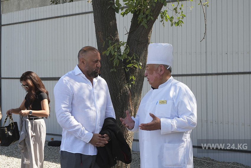 Меценат Анвар Маметов и главный врач Республиканской клинической инфекционной больницы Гульжигит Аалиев