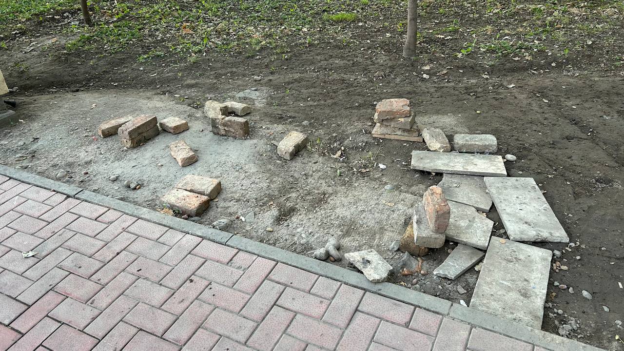 Из-за размещения комков прямо на траве уничтожается зеленый покров