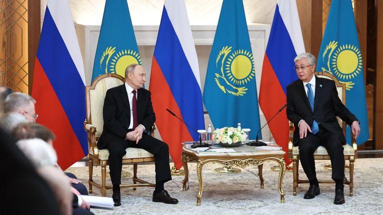 Касым-Жомарт Токаев и Владимир Путин во время встречи в Омске 25 июля 2026 года
