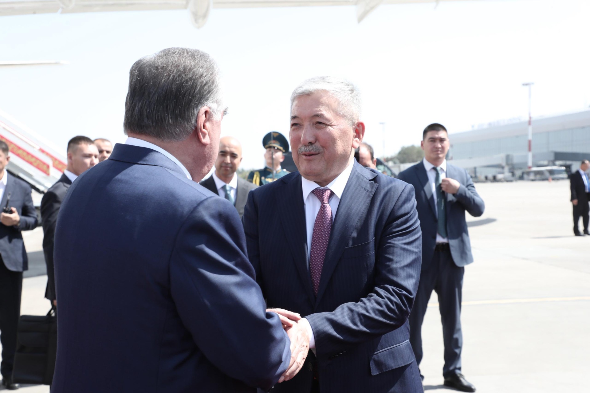 Президент Таджикистана Эмомали Рахмон прибыл в Кыргызстан