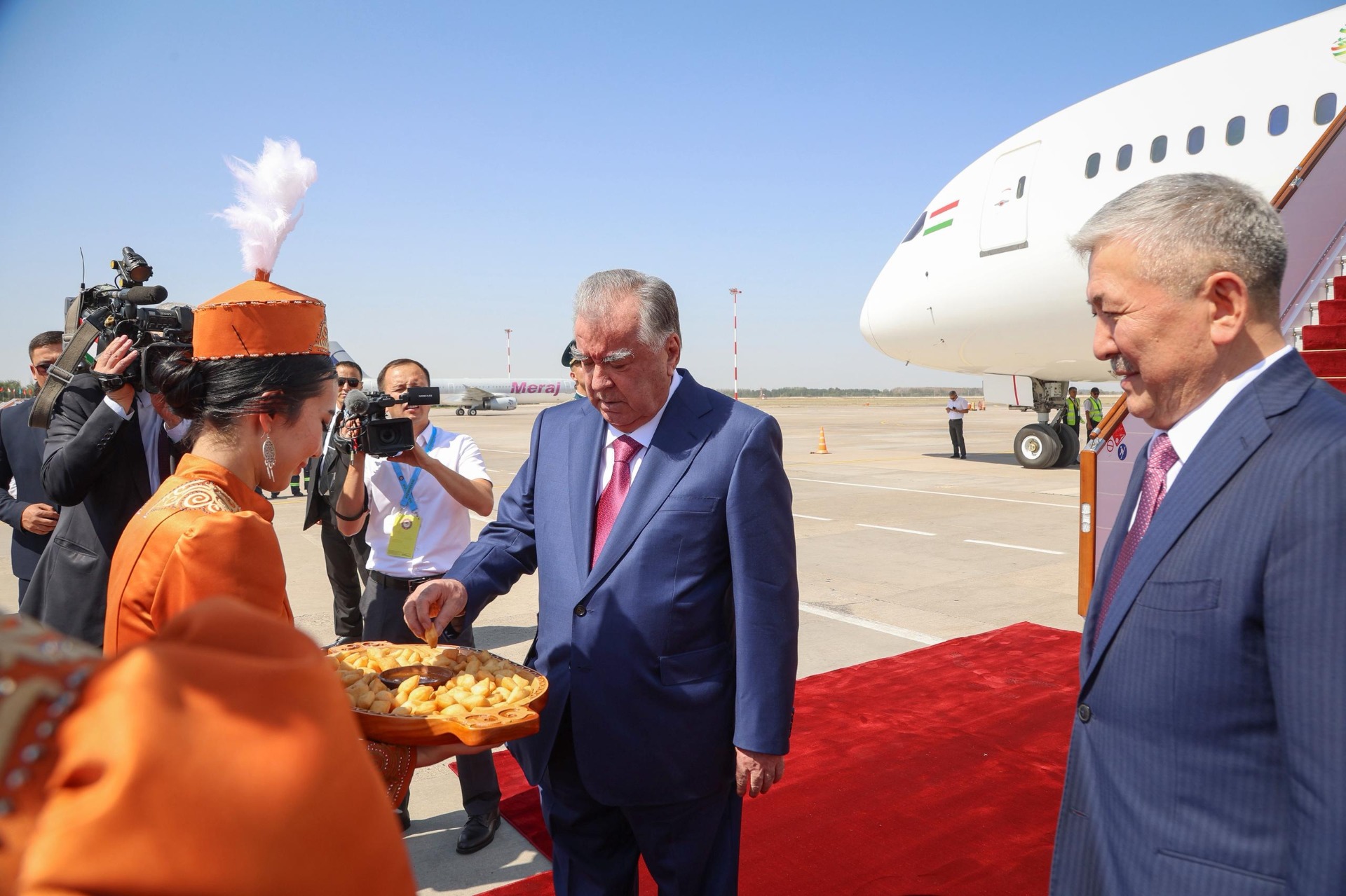 Президент Таджикистана Эмомали Рахмон прибыл в Кыргызстан