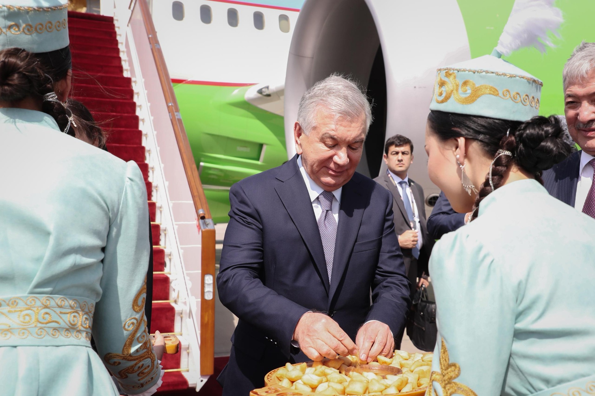 Президент Узбекистана Шавкат Мирзиеев прибыл в Кыргызстан