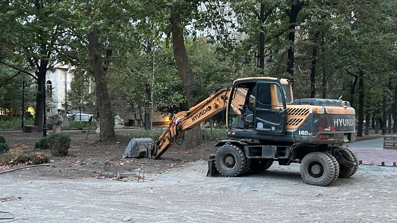 Сроки завершения реконструкции Дубового парка в Бишкеке сорваны