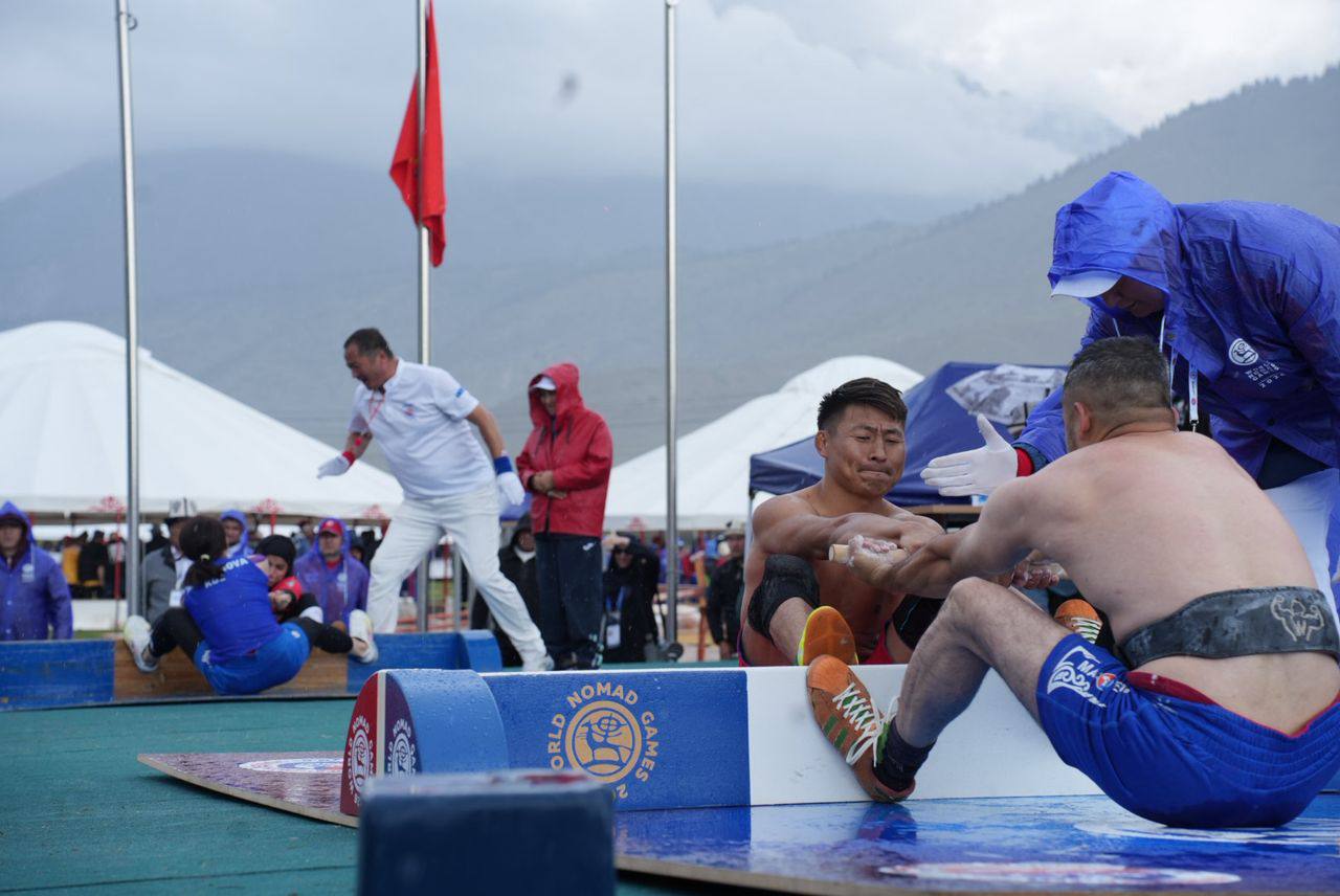Кыргызстан завоевал пять золотых медалей по мас-рестлингу на Играх кочевников
