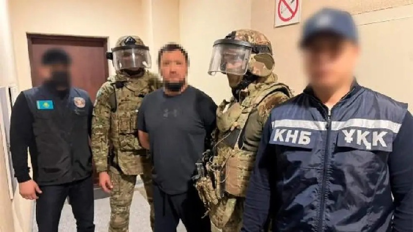 Сотрудники КНБ и задержанный