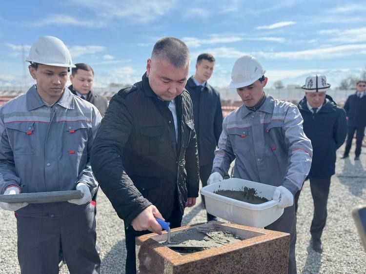 Каныбек Туманбаев закладывает капсулу под строительство нового комплекса