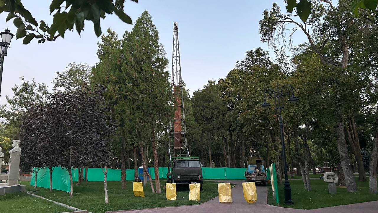 В Бишкеке спустя год после обновления сквера часть территории перекопают