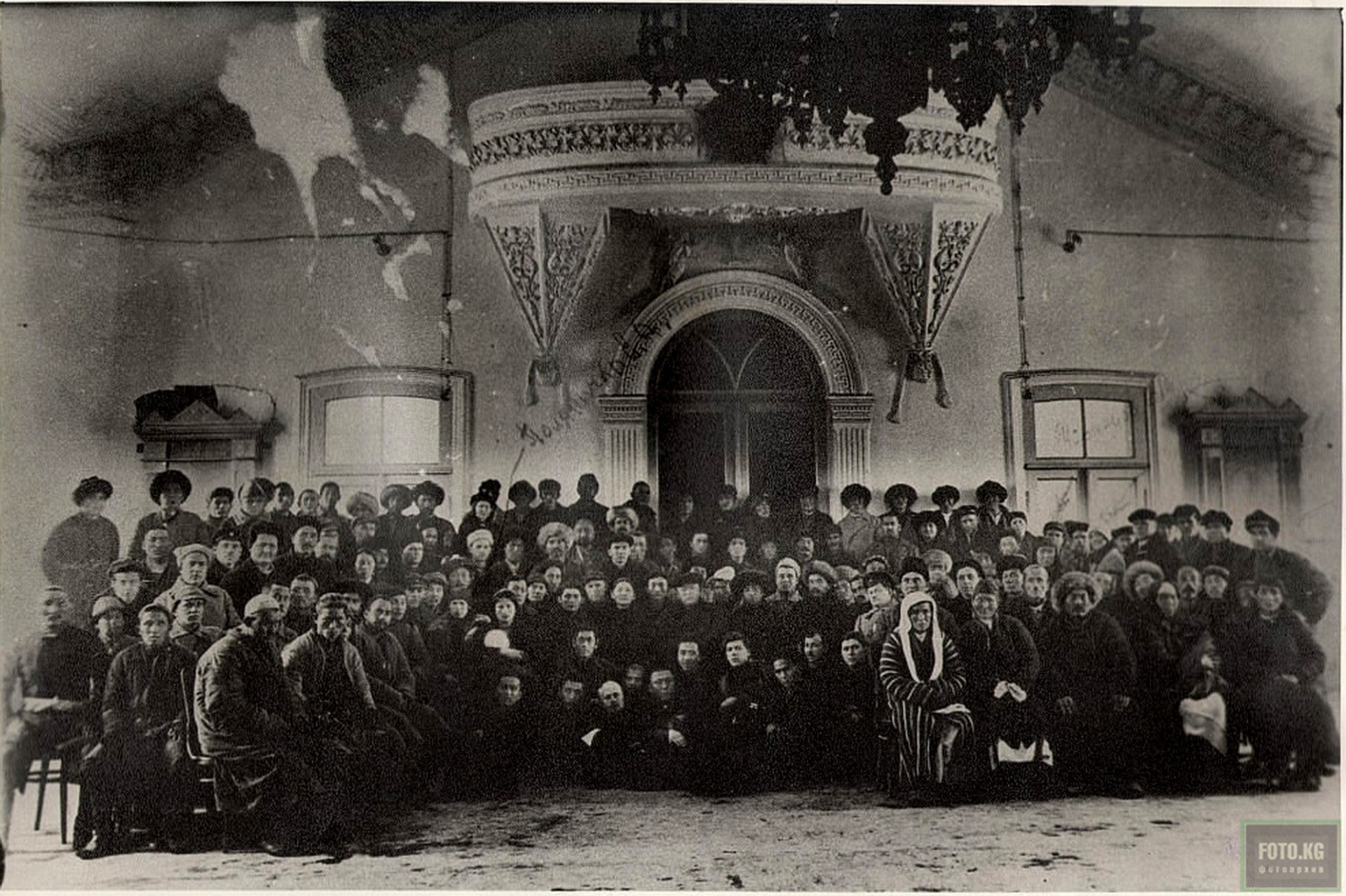 Ошская православная церковь Архангела Михаила, переделанная под городской клуб. Съезд профсоюзных работников, декабрь 1929 года