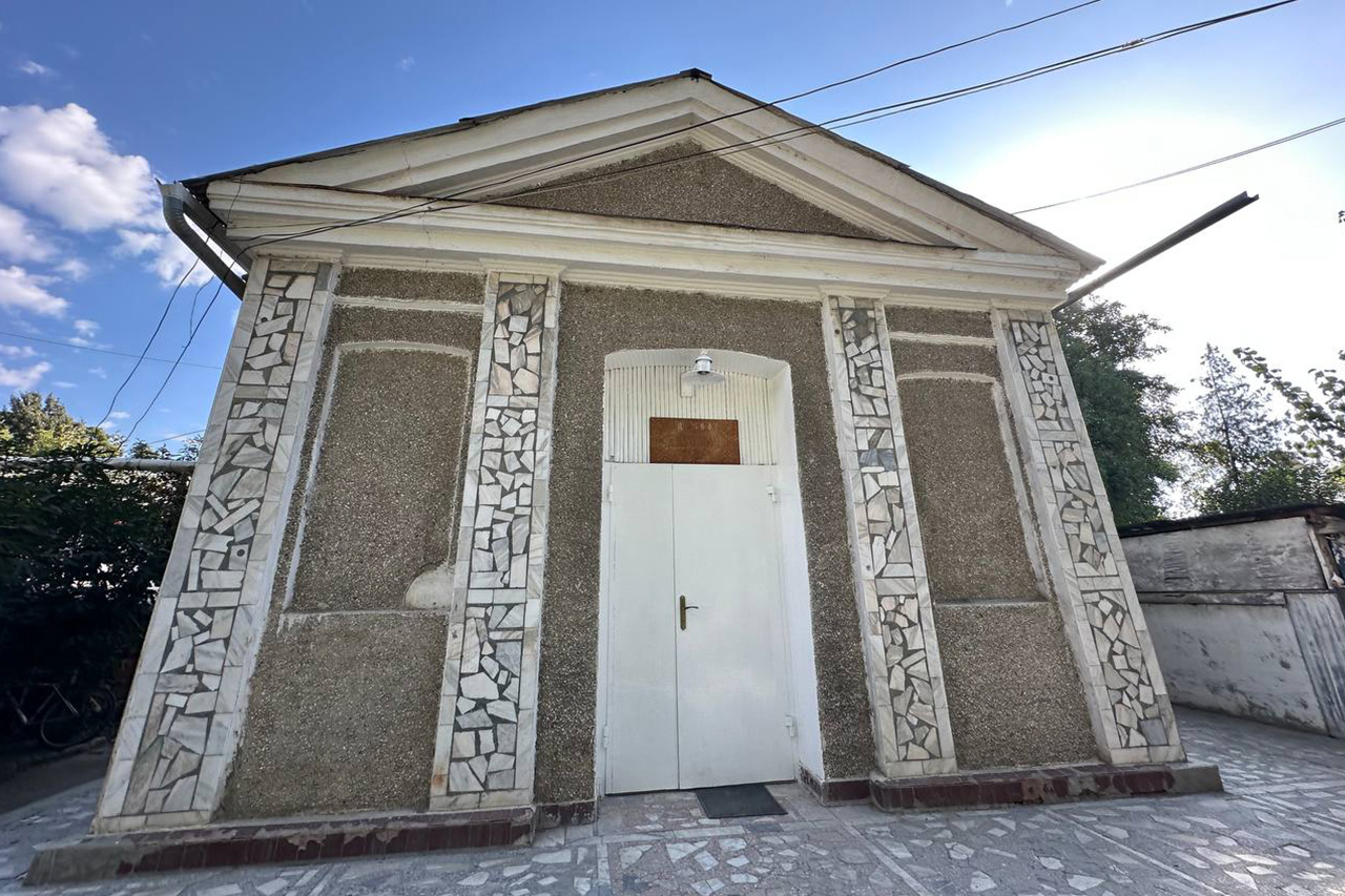 Здание первой православной церкви Оша, построенной в 1877 году. Сегодня здесь находится зал