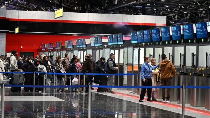 В аэропортах Москвы отменены или перенесены более 400 рейсов