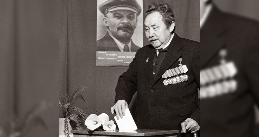 Народный поэт Аалы Токомбаев во время голосования