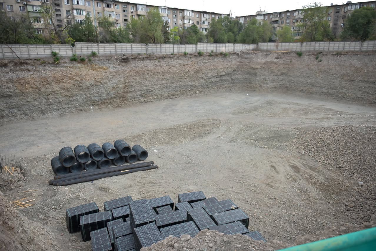 Стройка 24-этажного ЖК в центре Бишкека. Мэр встретился с жителями и подрядчиком