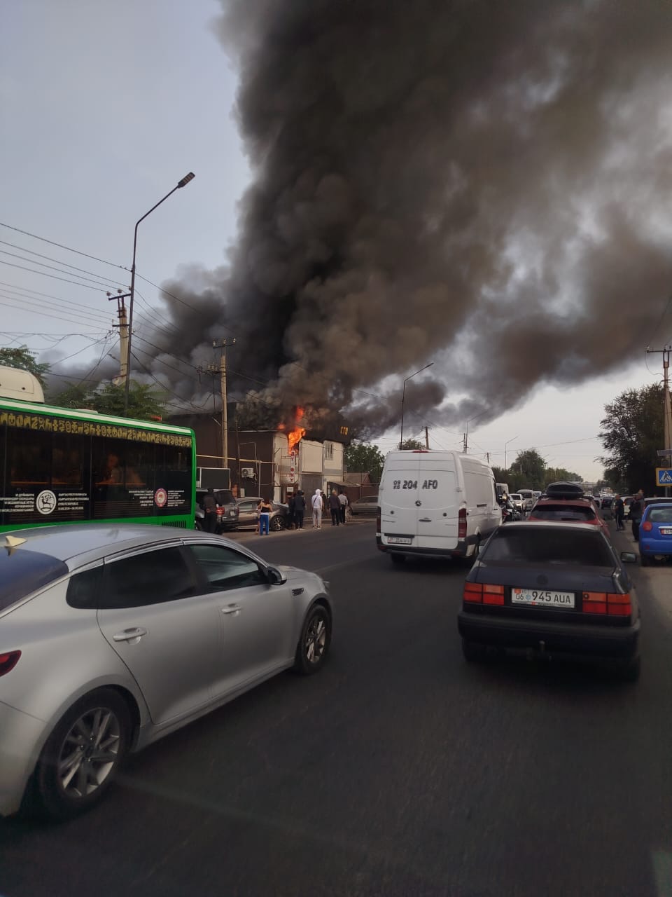 В Бишкеке произошел пожар площадью около тысячи квадратов. Его локализовали