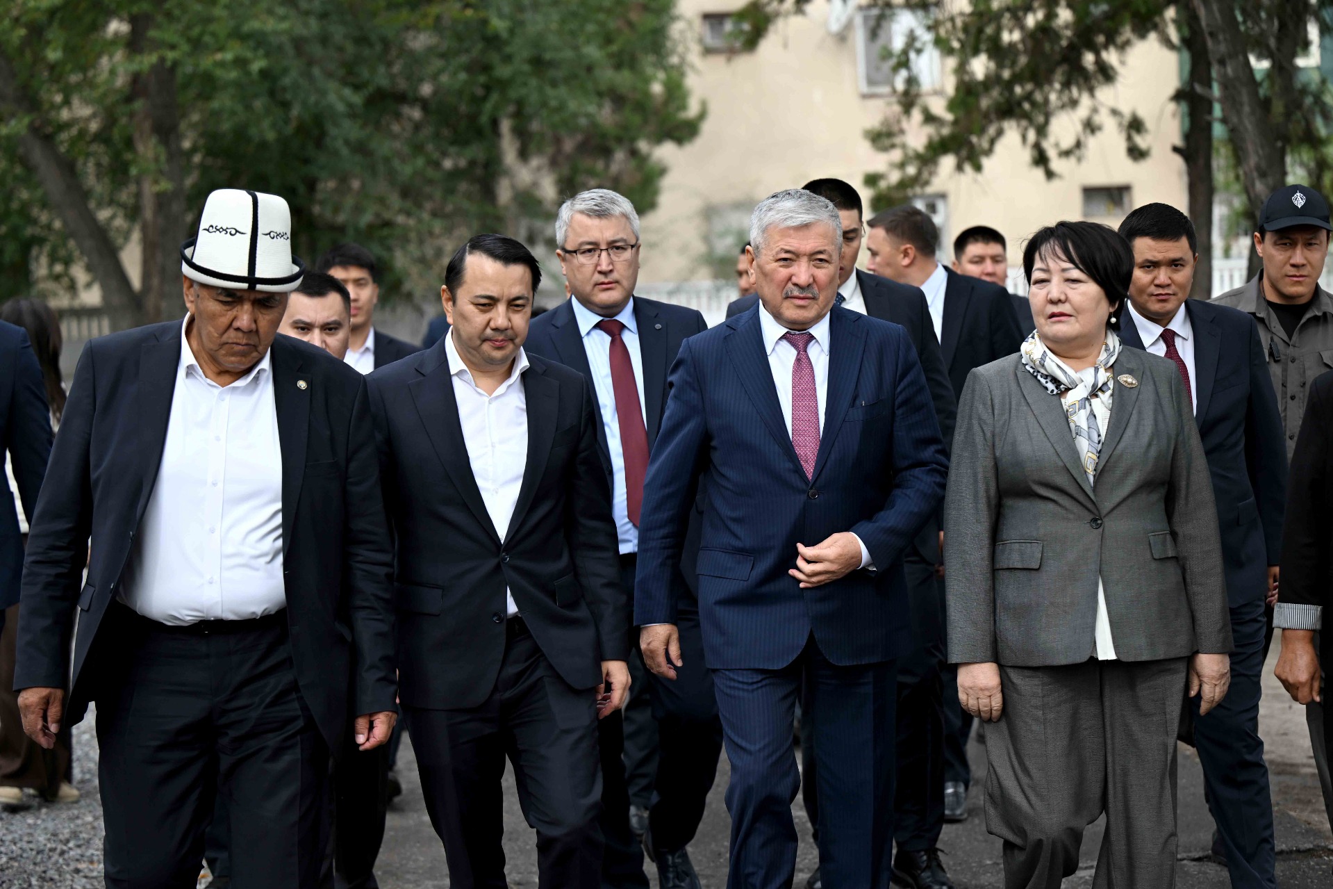 Глава кабмина посетил школу имени Курманбека Сыйданова