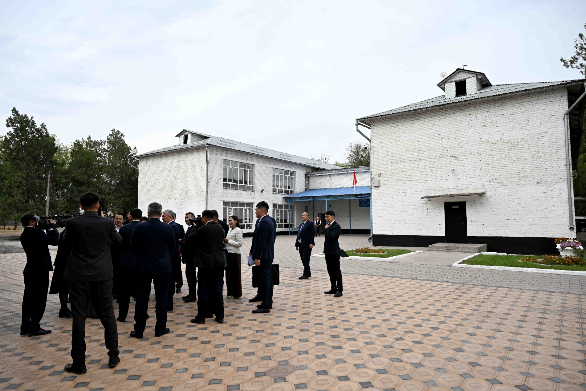 Глава кабмина посетил школу имени Курманбека Сыйданова