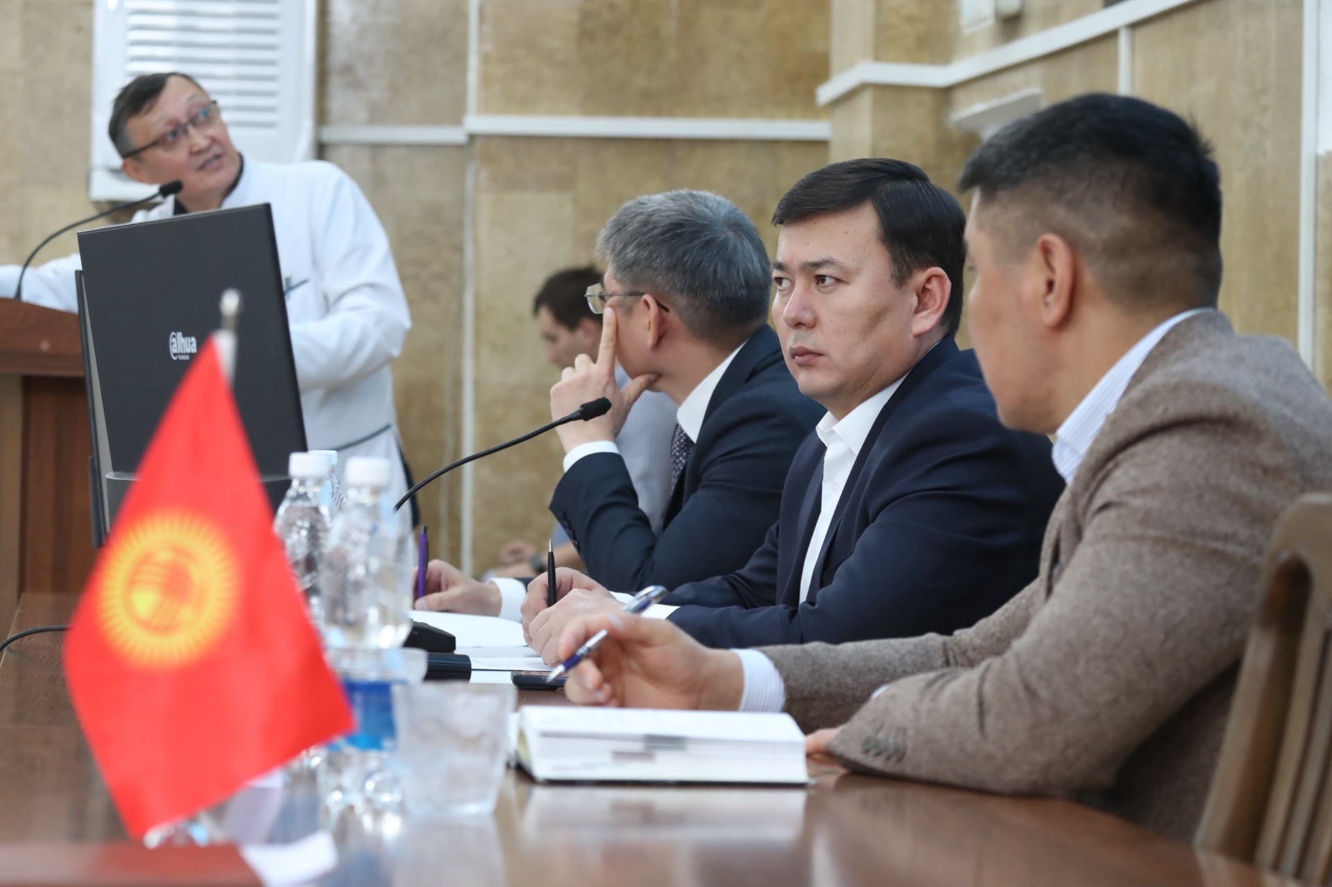 Улан Маматканов раскритиковал руководство Института хирургии сердца