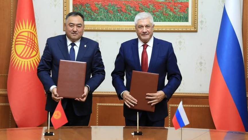 Министры внутренних дел КР и РФ Улан Ниязбеков и Владимир Колокольцев