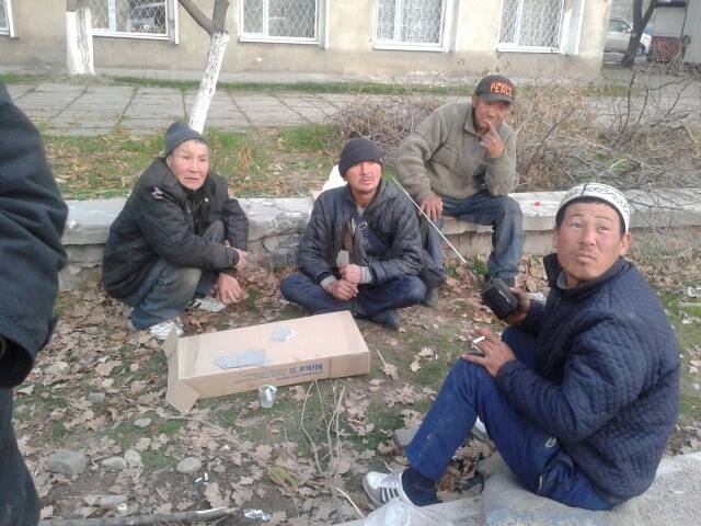 ИА «24.kg». Городские бродяги распивают спиртные напитки